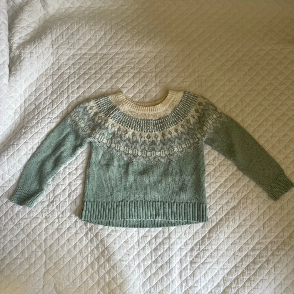 Gap size 4 girls light blue and white sweater‎